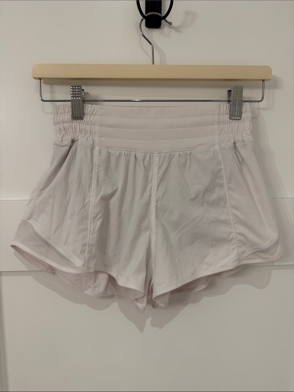 lululemon white hotty hot High rise Shorts 2.5 length